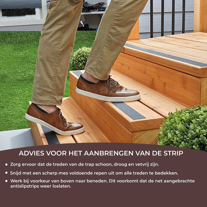 Man brengt antislip strip aan op houten buitentrap. Met praktische installatieadviezen zoals schoonmaken van treden, het juist op maat snijden en stevig aanrollen voor optimale hechting.