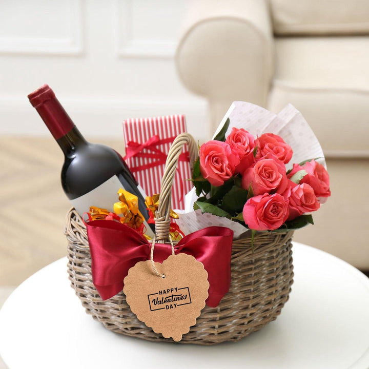 Rieten mand met bloemen, cadeautjes en een gekarteld hartvormig label met de tekst 'Happy Valentines Day