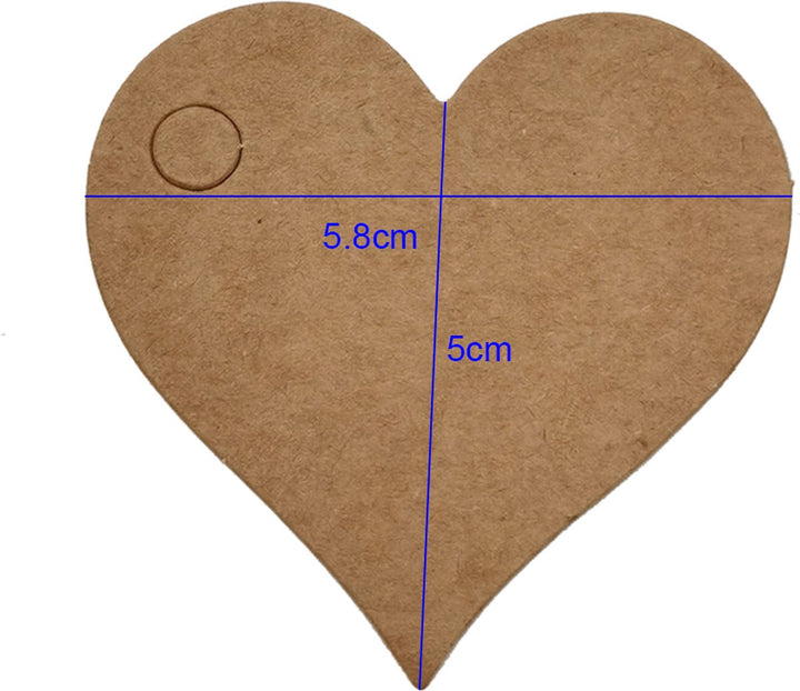 Hartvormig kartonnen cadeaulabel met afmetingen 5 cm breed en 5,8 cm hoog, inclusief uitsparing voor touw.