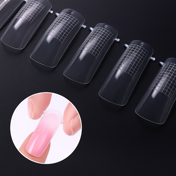 Close-up van transparante nagel dual forms met gridstructuur voor gelapplicatie