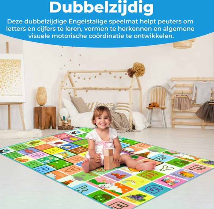 Peutermeisje speelt op een kleurrijke speelmat met letters, cijfers en vormen, ideaal voor visuele en motorische ontwikkeling.