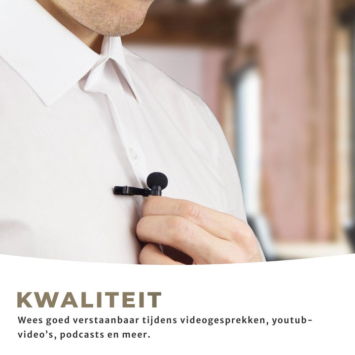 Zwarte lavalier microfoon met clip bevestigd op overhemd voor heldere geluidsopname tijdens gesprekken of video’s
