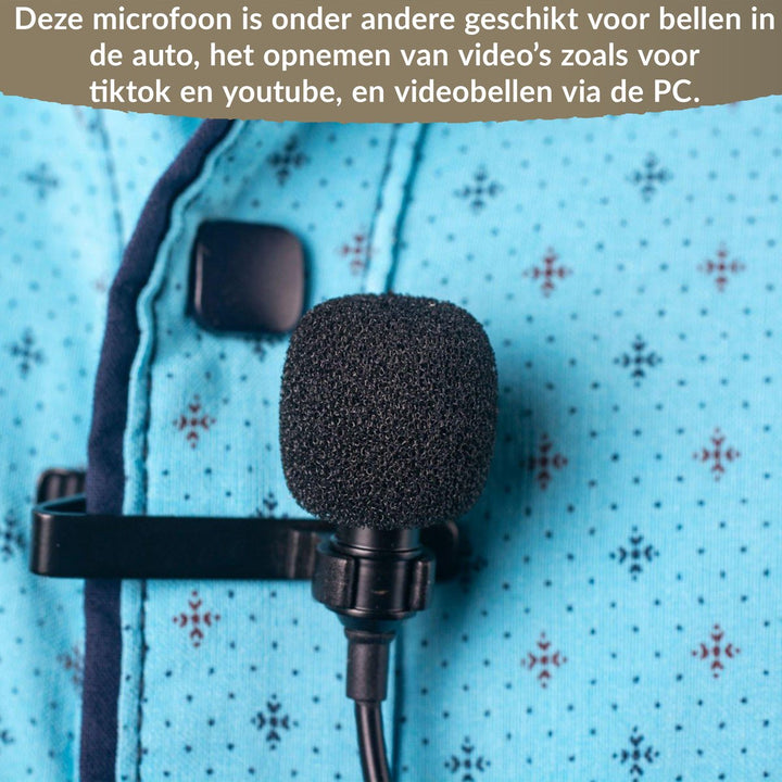 Zwarte externe microfoon bevestigd aan overhemd voor gebruik met telefoon, pc of videocalls