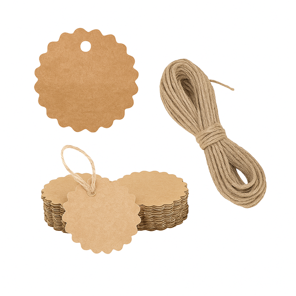 Gekartelde kraftpapieren cadeaulabels en jute touw op witte achtergrond.