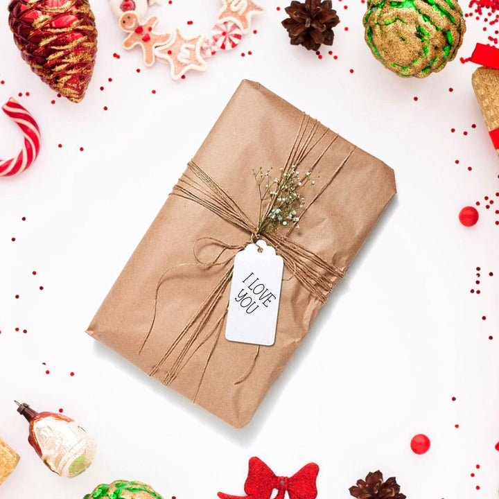 Handgebonden cadeau met bruin papier en I Love You cadeaulabel, sfeervol verpakt voor speciale gelegenheden.

