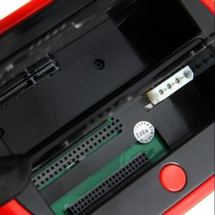 Close-up van de interne SATA en IDE aansluitingen binnenin het All-in-One docking station.