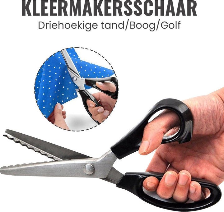 Kleermakerskartelschaar in actie op blauwe stof met opdruk, ideaal voor driehoekige, gebogen en golfvormige snedes in naaiprojecten.