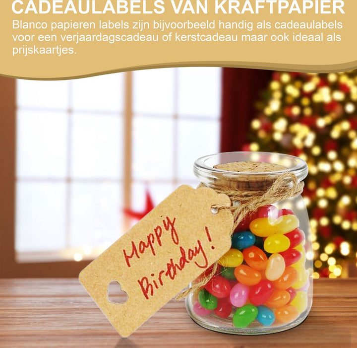 Kraftlabel met hartje en tekst ‘Happy Birthday’ bevestigd aan glazen pot met snoep bij kerstboom