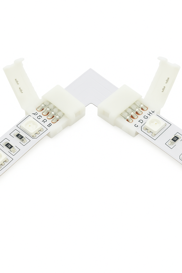 RGB hoekconnector correct verbonden met twee LED strips in een 90 graden hoek, zonder solderen, voor naadloze hoekverbindingen.