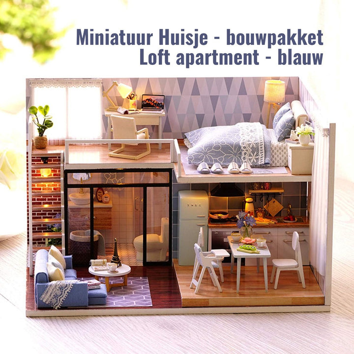  Compleet DIY miniatuur bouwpakket in blauw loft design, getoond op een witte achtergrond met duidelijke presentatie van de boven- en benedenverdieping.