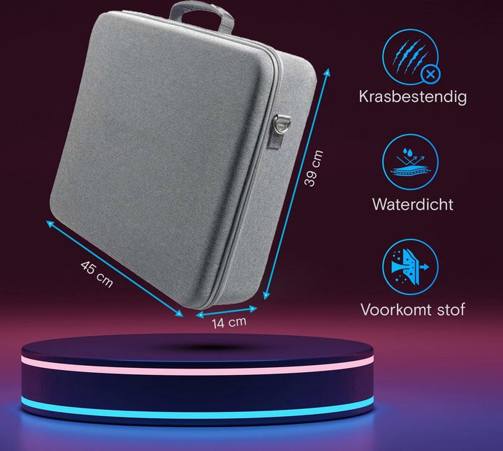 Grijze PS5-draagtas met afmetingen en pictogrammen voor krasbestendigheid, waterdichtheid en stofbescherming.