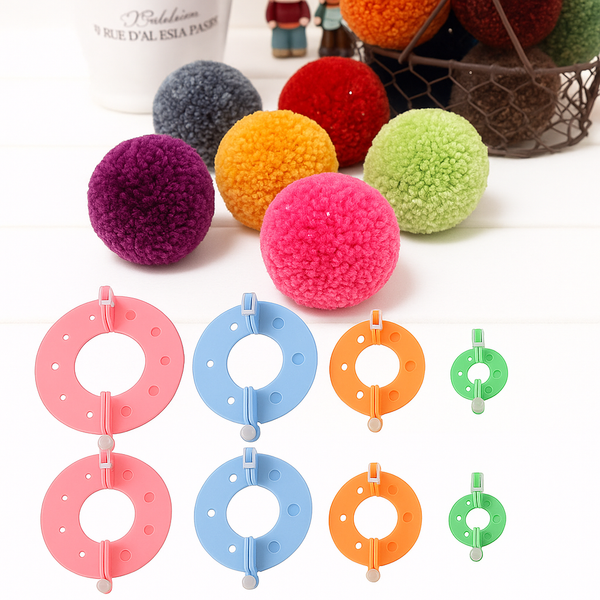 Set van kleurrijke pompom makers in vier maten met voorbeelden van zelfgemaakte pompoms van wol, geschikt voor creatieve decoratie.