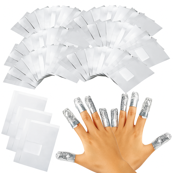 Handen met aluminiumfolie wraps voor het verwijderen van gellak