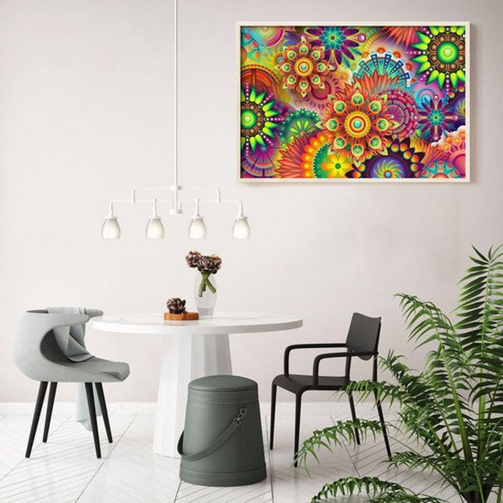 Ingelijste mandala uit borduurpakket als blikvanger in een moderne eetkamer. Rustgevende sfeer met kleurrijk handwerk.