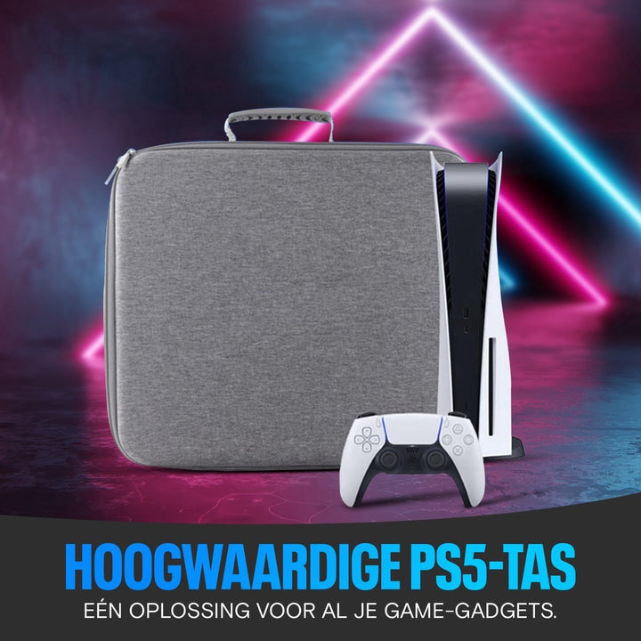 Grijze PS5-tas staand naast een witte PlayStation 5 en controller met neon-licht achtergrond.