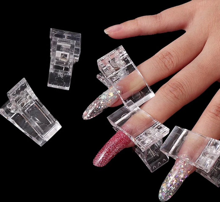  Nagelclips voor polygel nagels op zwarte achtergrond