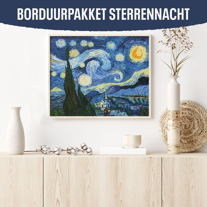 Voltooid borduurpakket Sterrennacht van Van Gogh ingelijst als wanddecoratie boven kast op witte muur