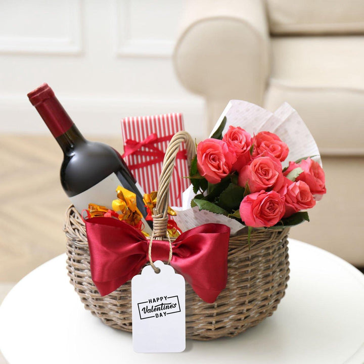 Luxe wijnmand met rode strik en valentijn cadeaulabel, perfect voor romantische cadeaus.
