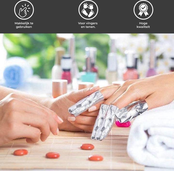  Gellak remover wraps in gebruik tijdens professionele manicure