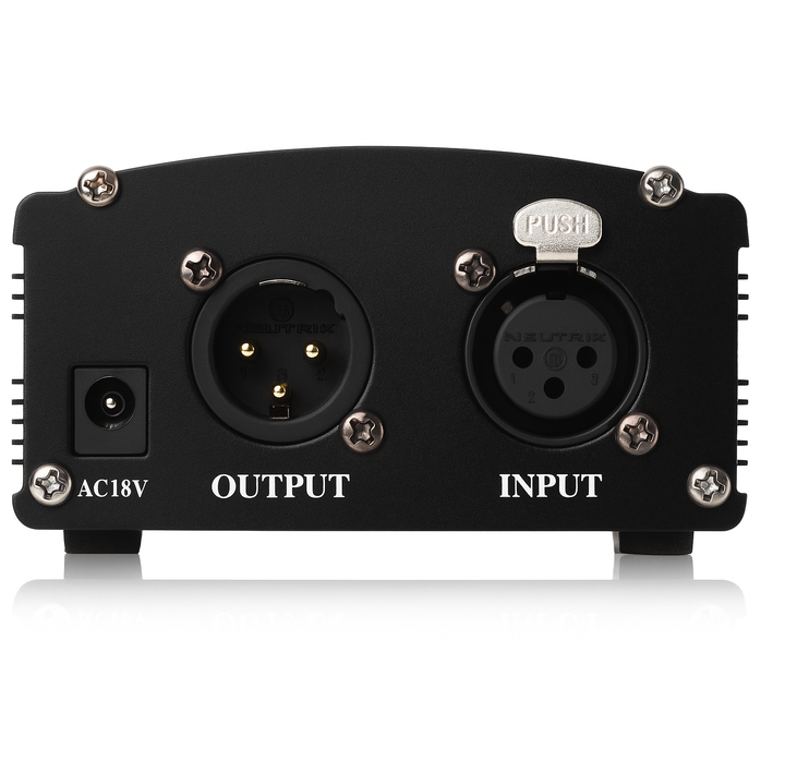 Voorzijde van fantoomvoeding met XLR input en output en AC 18V voedingspoort, geschikt voor externe audiotoepassingen.