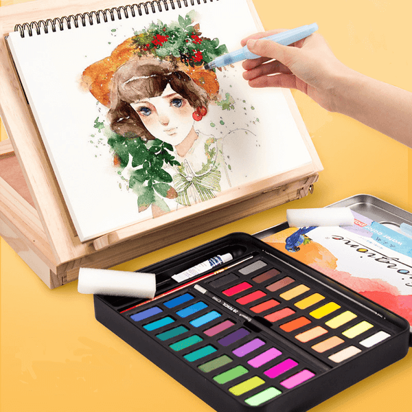 Persoon schildert met aquarelverf set van 36 kleuren en waterbrush pen op aquarelpapier