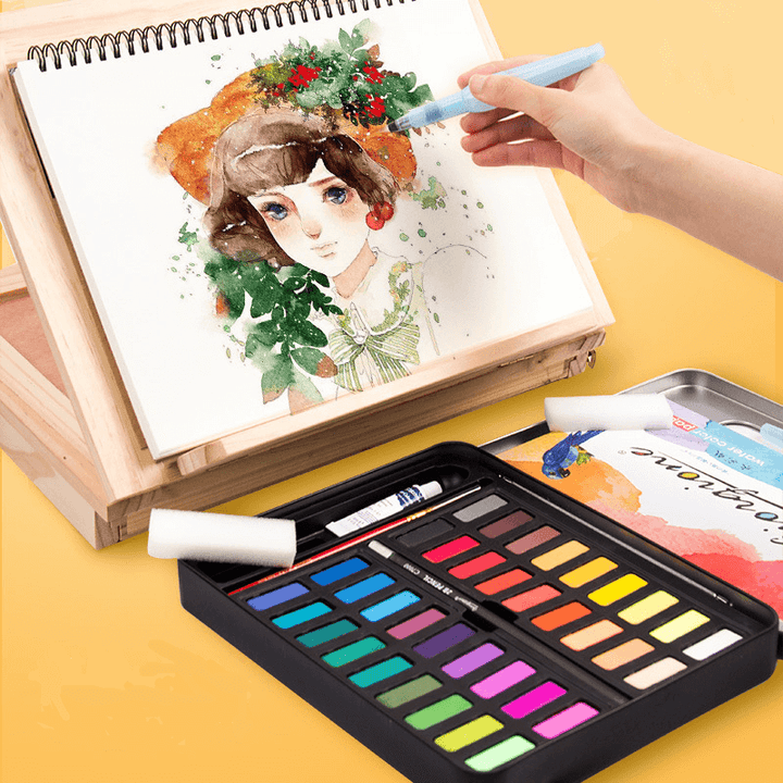 Persoon schildert met aquarelverf set van 36 kleuren en waterbrush pen op aquarelpapier