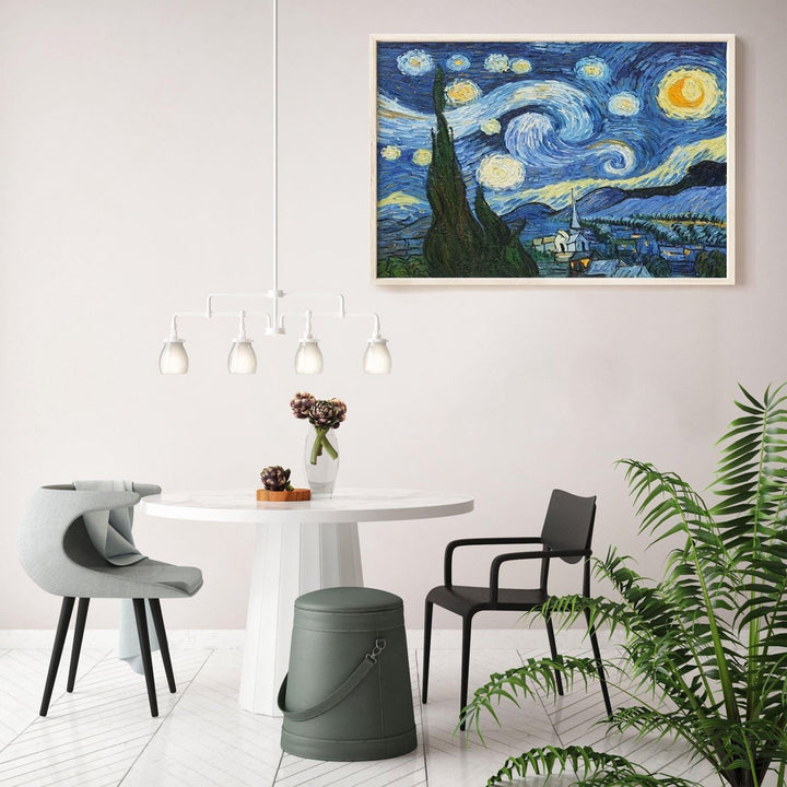 Voltooid borduurpakket Sterrennacht van Van Gogh ingelijst als wanddecoratie in interieur

